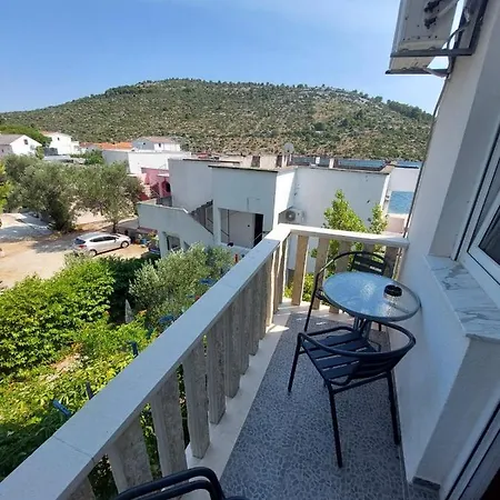 Apartments Crnjac *
