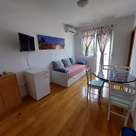 Apartments Crnjac *